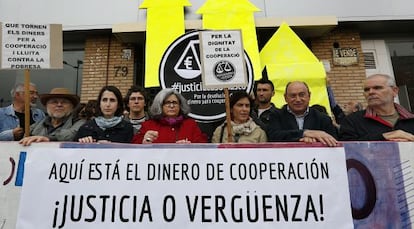 Representantes de las ONG durante la protesta ante los pisos comprados en Valencia con dinero de la cooperación.