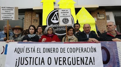 Representantes de las ONG durante la protesta ante los pisos comprados en Valencia con dinero de la cooperaci&oacute;n.