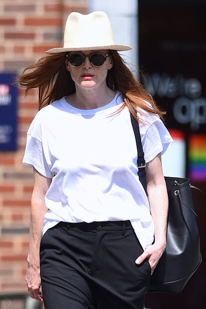 Pocas veces se deja ver Julianne Moore por las calles de Manhattan sin el kit antipaparazzi (y antiquemaduras). A saber: sombrero Panamá, gafas de sol con personalidad y un atuendo tan sencillo como estiloso.