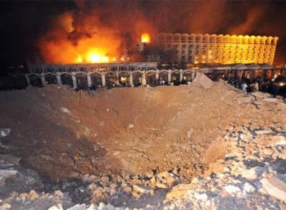 El Hotel Marriot en llamas tras la fuerte explosión de un coche bomba.