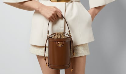 Un bolso tipo 'bucket' de Gucci.