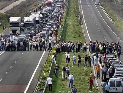 La autovía A-3 cortada por los agricultores, ayer, a la altura de Utiel.