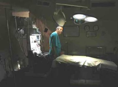 Un doctor inspecciona los aparatos de un quirófano en el hospital de Al Shifa, en Gaza.