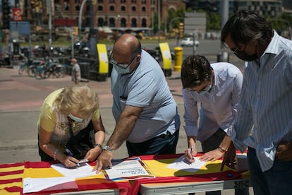 Recogida de firmas en la plaza de España de Barcelona, el día 13 de junio.