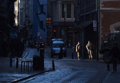 Miembros del ejército belga patrullan una calle de Bruselas (Bélgica).