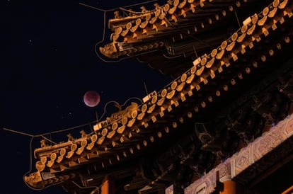Una vista del eclipse solar en Pekín, (China). 