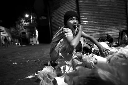 Una joven rebusca en la basura para comer en la calle. Es adicta al pegamento. Se calcula que sólo en Tegucigalpa hay 3.000 niños que viven en la calle. Muchos de ellos deambulan por plazas y esquinas para conseguir alimento y dinero para comprar el disolvente que esnifar.