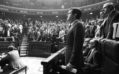 La política durante la Transición ha sido uno de los asuntos de los que se ha ocupado César Lucas. En la imagen el Congreso de los Diputados con el presidente del Gobierno Adolfo Suárez.