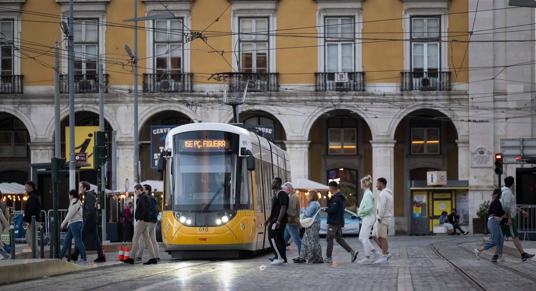 Tranvía de CAF en circulación en Lisboa.