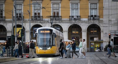 Tranvía de CAF en circulación en Lisboa.