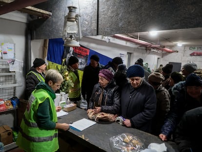Voluntarios distribuían ayuda humanitaria en un refugio antiaéreo en Zaporiyia, el día 25.