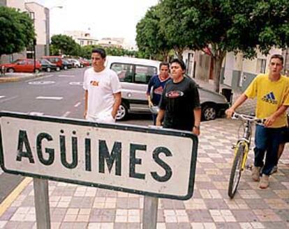Adolescentes en la localidad de Aguïmes, al sur de Las Palmas de Gran Canaria.