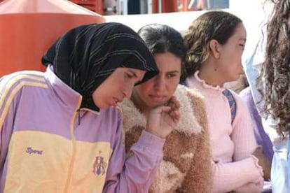 Varias de las mujeres que viajaban en la patera localizada en las cercanías de la Isla de Alborán.