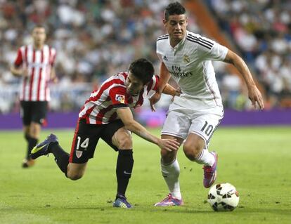 James intenta llevarse el bal&oacute;n ante el acoso de Susaeta.