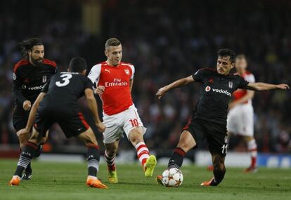 Wilshere protege el bal&oacute;n ante tres rivales.