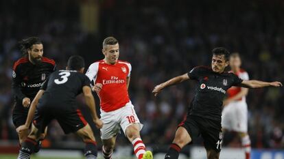 Wilshere protege el bal&oacute;n ante tres rivales.