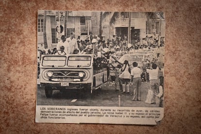 Un recorte de periódico, donde se observa al esposo de María Luisa Torres manejando durante la visita de la Reina Isabel II a México.