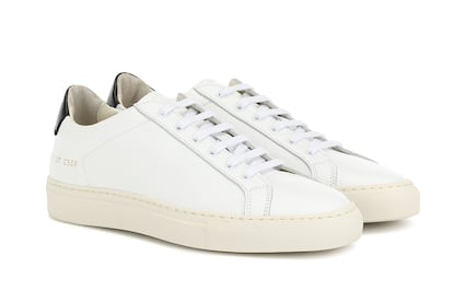 Qué: las zapatillas blancas de Common Projects.

Qué dicen de ti: has gastado casi 400 euros en unas zapatillas blancas y asépticas, así que lo tuyo es el lujo discreto. Los jerséis de Loro Piana y los abrigos de Max Mara. Tu personaje de ficción favorito de los últimos meses es Siobhan Roy.

Cuánto: desde 360 euros.