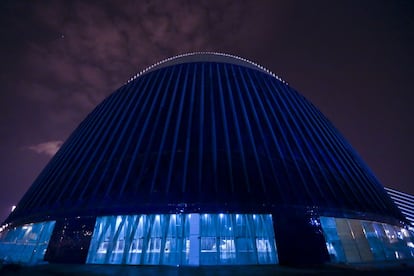 Paneles de vidrio del impresionante L´Ágora de 70 metros de altura diseñado por el arquitecto e ingeniero valenciano Santiago Calatrava. Ocupa una extensión de 4.811 metros cuadrados, situado entre el Museo de las Ciencias Príncipe Felipe y el Oceanográfico.