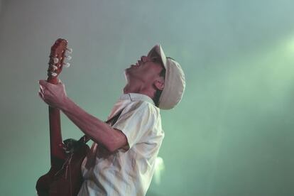 Manu Chao va esperonar els ànims de milers de seguidors seus al Prat de Llobregat/