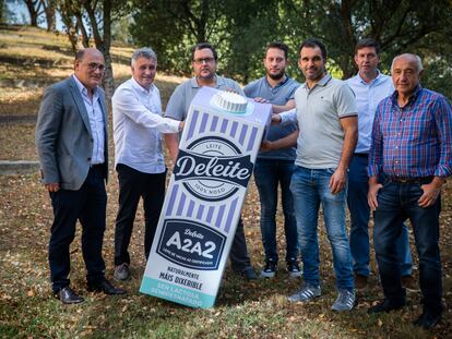 Varios de los ganaderos gallegos que han comenzado a producir leche A2, este viernes en Santiago en la presentación del proyecto.