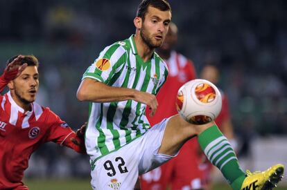 Diogo Figueiras , del Sevilla y Leo Baptistao, del Betis durante el partido. 