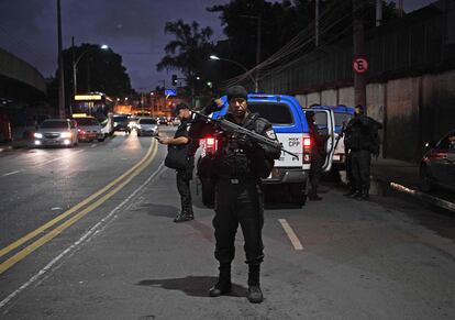 Policial na favela do Jacarezinho em dia de protestos após a chacina.