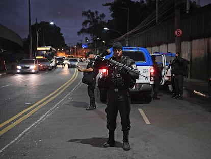 Policial na favela do Jacarezinho em dia de protestos após a chacina.