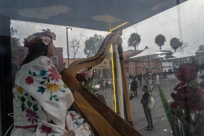 Una imagen de Santa Cecilia, la patrona de los músicos, en la plaza Garibaldi.