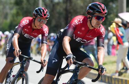 El colombiano Egan Bernal y el ecuatoriano Richard Carapaz, del Ineos. 