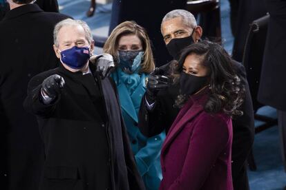 El expresidente George W. Bush; Nancy Pelosi, presidenta de la Cámara de Representantes; el expresidente Barack Obama y su mujer, Michelle.