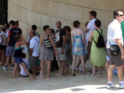 Colas en la entrada al Guggenheim Bilbao en agosto pasado para visitar la exposición de David Hockney.    
 