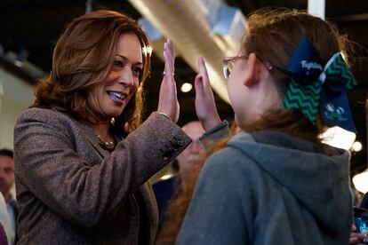 Kamala Harris, este sábado con una niña en una tienda de Pittsburgh.
