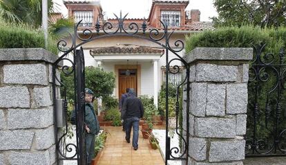 La Guardia Civil registra la vivienda de la exalcaldesa de Peñarroya.