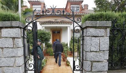 La Guardia Civil registra la vivienda de la exalcaldesa de Peñarroya. 