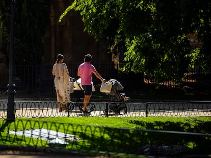 Padres con sus hijos en el parque del Retiro, en Madrid.