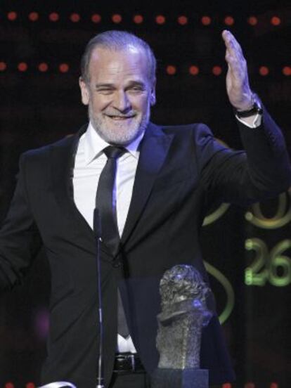 El actor Lluís Homar saluda tras recibir el Goya a la mejor interpretación masculina de reparto.
