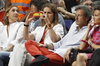 Elena de Borbón con su funda de móvil y pulseras con los colores de la bandera.