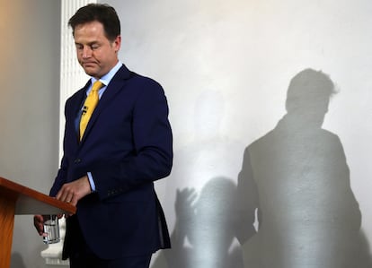 Nick Clegg, líder del partido liberal-demócrata anuncia su dimisión tras la debacle que ha sufrido su formación, que ha perdido 47 escaños y ha caído hasta los 8.