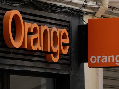 Logo de Orange, en una tienda de la empresa en Ronda (Málaga).
