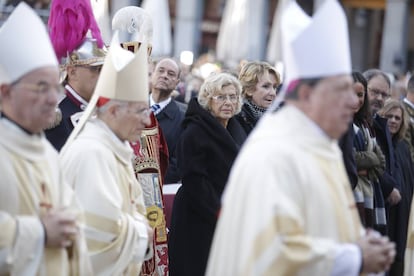 Carmena, junto a Aguirre, durante la misa en honor a la Virgen de la Almudena.