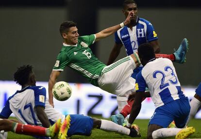 Hector Moreno recibe una falta de Alberto Elis y de Jhonny Palacios