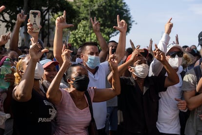 Un grupo de personas protestan en Cuba el 11 de julio de 2021.