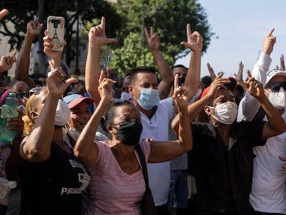 Un grupo de personas protestan en Cuba el 11 de julio de 2021.