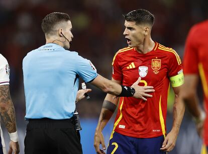 Álvaro Morata, capitán de la selección española, interpela al colegiado Francois Letexier durante la Eurocopa 2024.