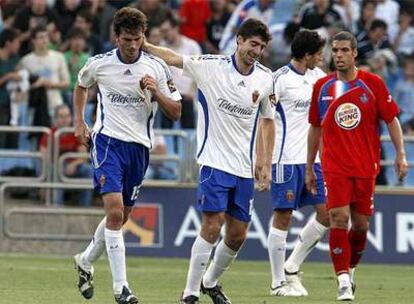 Arizmendi felicita a Pavón por el primer tanto del Zaragoza ante el Getafe.