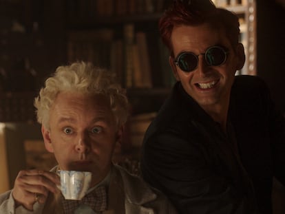 Michael Sheen (izquierda), el ángel de 'Good Omens', junto al demonio de la serie, David Tennant.