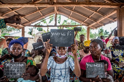 Las mujeres de una escuela rural de Zé muestran sus progresos con la escritura. En esta comunidad se trabaja en la igualdad de género a través de la educación y la formación sanitaria.