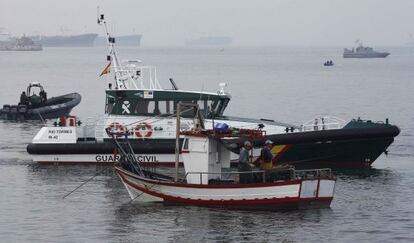 La Guardia Civil escolta a un pesquero cerca de Gibraltar.