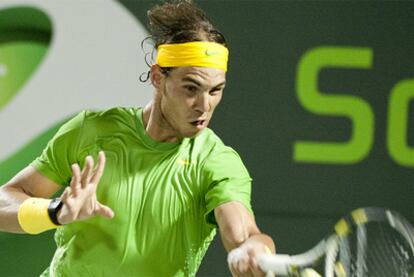 El tenista español Rafael Nadal devuelve la bola al japonés Kei Nishikori